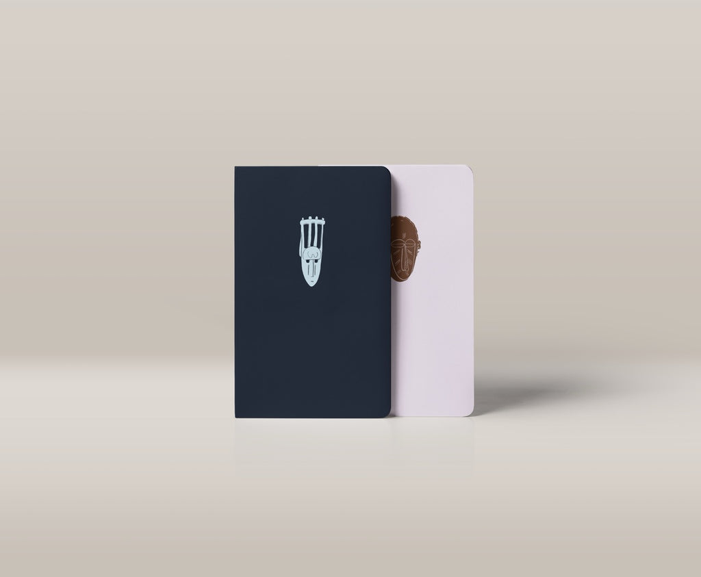 Coffret cadeau duo de carnets de notes A5 et A6 motif Sabot de chèvre Maison Bogo
Set de deux carnets complémentaires format A5 et A6 motif géométrique bogolan indigo
Idée cadeau papeterie coffret duo de carnets collection Malian Roots sous bandeau