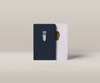 Coffret cadeau duo de carnets de notes A5 et A6 motif Sabot de chèvre Maison Bogo
Set de deux carnets complémentaires format A5 et A6 motif géométrique bogolan indigo
Idée cadeau papeterie coffret duo de carnets collection Malian Roots sous bandeau