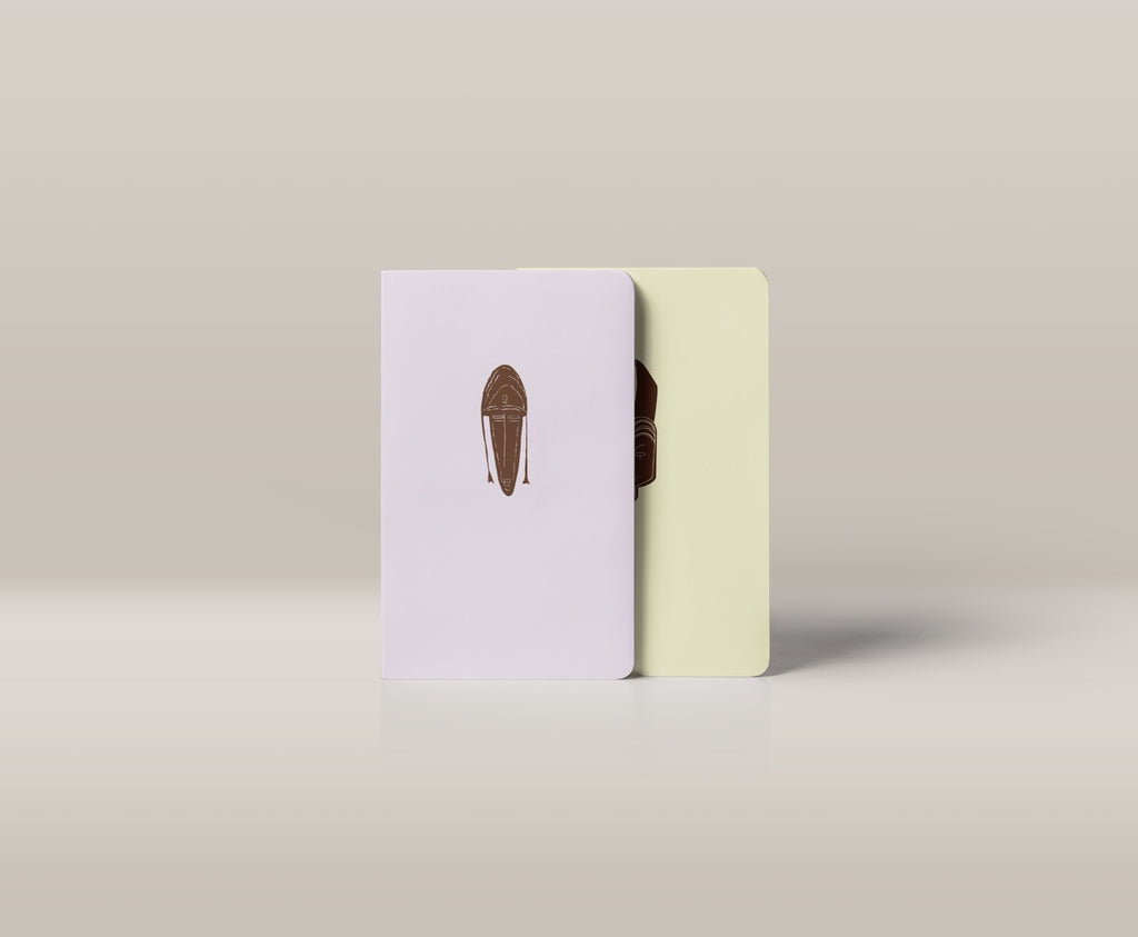 Coffret cadeau duo de carnets de notes A5 et A6 motif Sabot de chèvre Maison Bogo
Set de deux carnets complémentaires format A5 et A6 motif géométrique bogolan indigo
Idée cadeau papeterie coffret duo de carnets collection Malian Roots sous bandeau