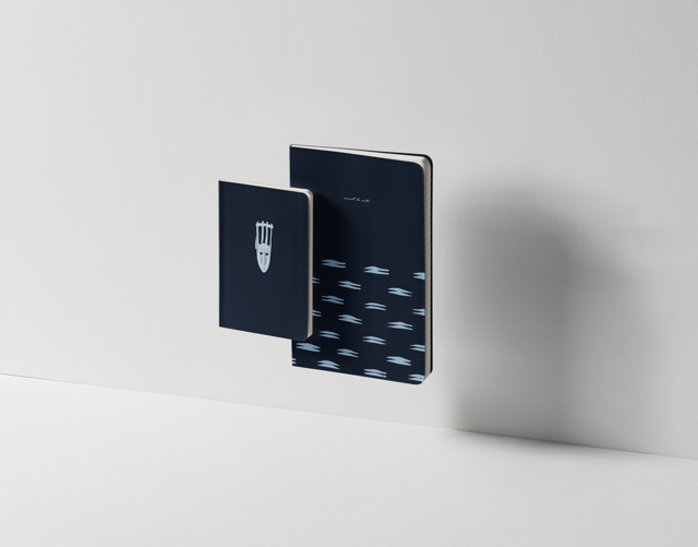 Coffret cadeau duo de carnets de notes A5 et A6 motif Sabot de chèvre Maison Bogo
Set de deux carnets complémentaires format A5 et A6 motif géométrique bogolan indigo
Idée cadeau papeterie coffret duo de carnets collection Malian Roots sous bandeau
