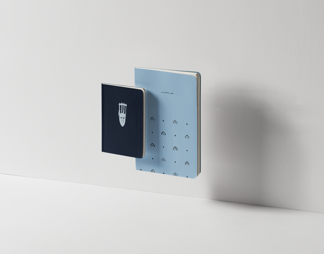 Coffret cadeau duo de carnets de notes A5 et A6 motif Sabot de chèvre Maison Bogo
Set de deux carnets complémentaires format A5 et A6 motif géométrique bogolan indigo
Idée cadeau papeterie coffret duo de carnets collection Malian Roots sous bandeau