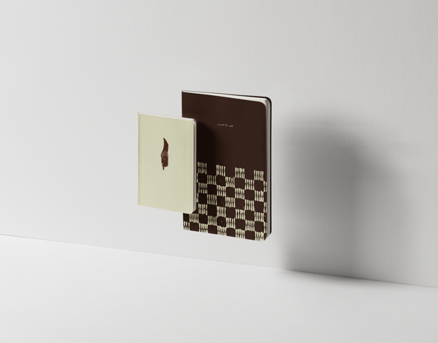 Coffret cadeau duo de carnets de notes A5 et A6 motif Sabot de chèvre Maison Bogo
Set de deux carnets complémentaires format A5 et A6 motif géométrique bogolan indigo
Idée cadeau papeterie coffret duo de carnets collection Malian Roots sous bandeau