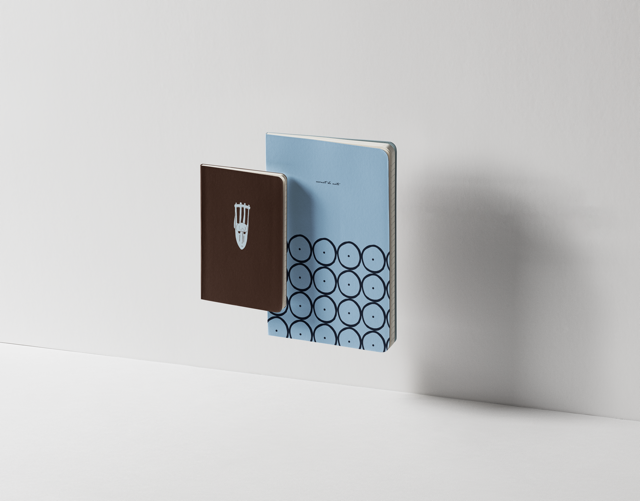 Coffret cadeau duo de carnets de notes A5 et A6 motif bogolan Maison Bogo
Set de deux carnets complémentaires format A5 et A6 motif géométrique bogolan indigo
Idée cadeau papeterie coffret duo de carnets collection Malian Roots sous bandeau