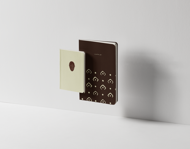 Coffret cadeau duo de carnets de notes A5 et A6 motif bogolan Maison Bogo
Set de deux carnets complémentaires format A5 et A6 motif géométrique bogolan indigo
Idée cadeau papeterie coffret duo de carnets collection Malian Roots sous bandeau