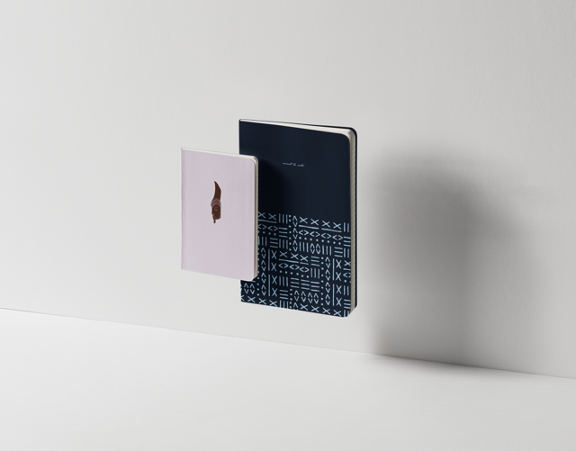 Coffret cadeau duo de carnets de notes A5 et A6 motif Sabot de chèvre Maison Bogo
Set de deux carnets complémentaires format A5 et A6 motif géométrique bogolan indigo
Idée cadeau papeterie coffret duo de carnets collection Malian Roots sous bandeau