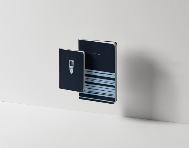 Coffret cadeau duo de carnets de notes A5 et A6 motif Sabot de chèvre Maison Bogo
Set de deux carnets complémentaires format A5 et A6 motif géométrique bogolan indigo
Idée cadeau papeterie coffret duo de carnets collection Malian Roots sous bandeau