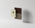 Coffret cadeau duo de carnets de notes A5 et A6 motif Sabot de chèvre Maison Bogo
Set de deux carnets complémentaires format A5 et A6 motif géométrique bogolan indigo
Idée cadeau papeterie coffret duo de carnets collection Malian Roots sous bandeau