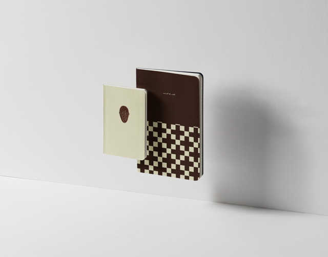 Coffret cadeau duo de carnets de notes A5 et A6 motif Sabot de chèvre Maison Bogo
Set de deux carnets complémentaires format A5 et A6 motif géométrique bogolan indigo
Idée cadeau papeterie coffret duo de carnets collection Malian Roots sous bandeau