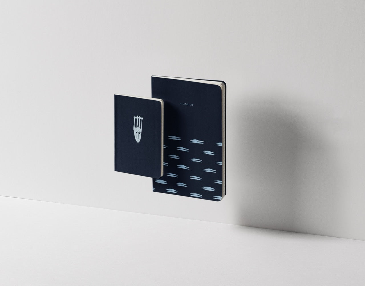 Coffret cadeau duo de carnets de notes A5 et A6 motif Sabot de chèvre Maison Bogo
Set de deux carnets complémentaires format A5 et A6 motif géométrique bogolan indigo
Idée cadeau papeterie coffret duo de carnets collection Malian Roots sous bandeau