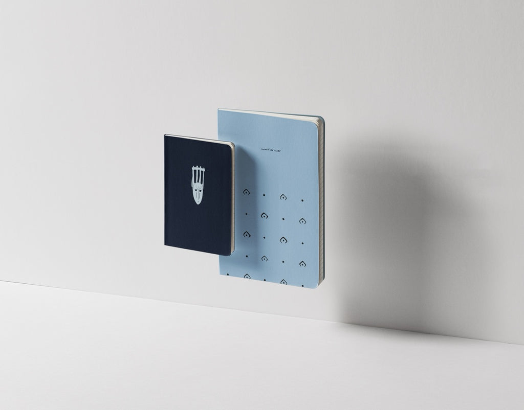 Coffret cadeau duo de carnets de notes A5 et A6 motif Sabot de chèvre Maison Bogo
Set de deux carnets complémentaires format A5 et A6 motif géométrique bogolan indigo
Idée cadeau papeterie coffret duo de carnets collection Malian Roots sous bandeau