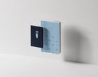 Coffret cadeau duo de carnets de notes A5 et A6 motif Sabot de chèvre Maison Bogo
Set de deux carnets complémentaires format A5 et A6 motif géométrique bogolan indigo
Idée cadeau papeterie coffret duo de carnets collection Malian Roots sous bandeau