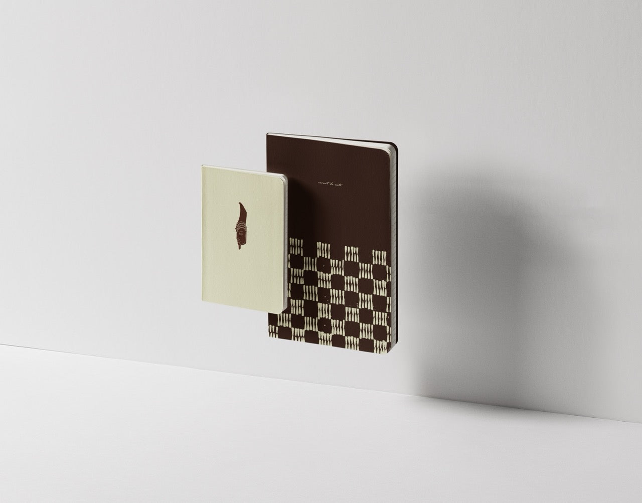 Coffret cadeau duo de carnets de notes A5 et A6 motif Sabot de chèvre Maison Bogo
Set de deux carnets complémentaires format A5 et A6 motif géométrique bogolan indigo
Idée cadeau papeterie coffret duo de carnets collection Malian Roots sous bandeau