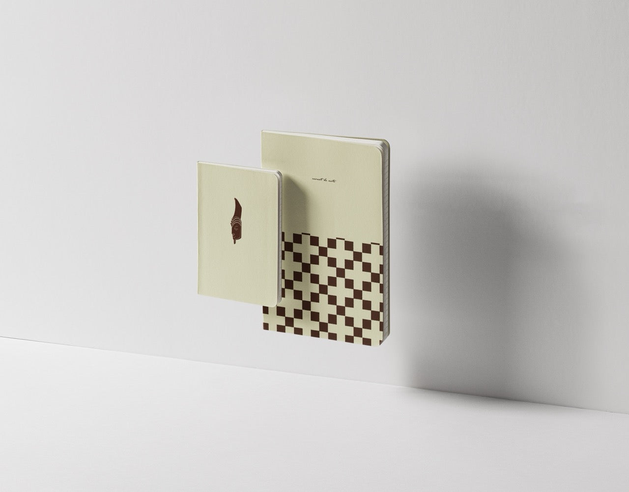 Coffret cadeau duo de carnets de notes A5 et A6 motif Sabot de chèvre Maison Bogo
Set de deux carnets complémentaires format A5 et A6 motif géométrique bogolan indigo
Idée cadeau papeterie coffret duo de carnets collection Malian Roots sous bandeau
