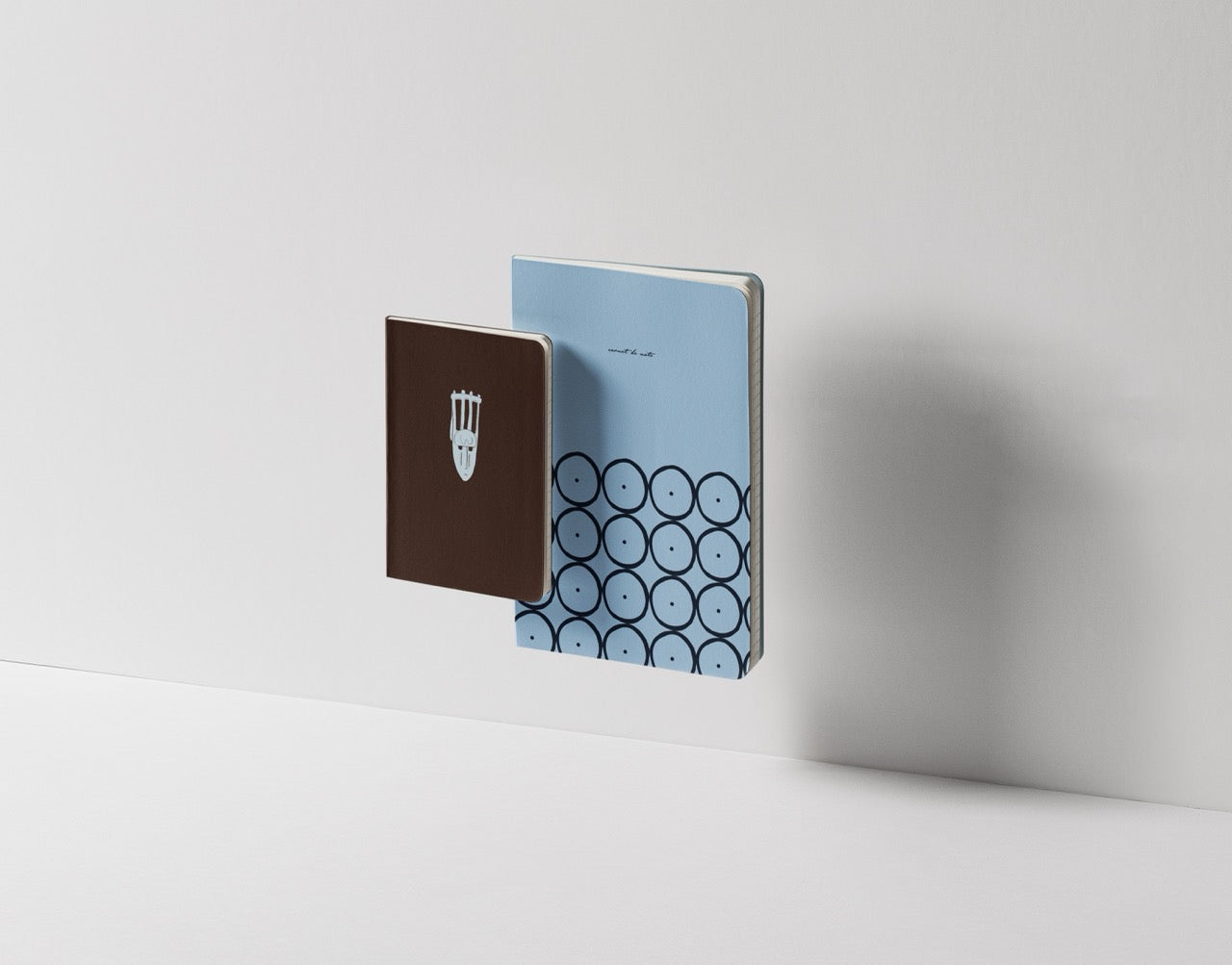 Coffret cadeau duo de carnets de notes A5 et A6 motif Sabot de chèvre Maison Bogo
Set de deux carnets complémentaires format A5 et A6 motif géométrique bogolan indigo
Idée cadeau papeterie coffret duo de carnets collection Malian Roots sous bandeau