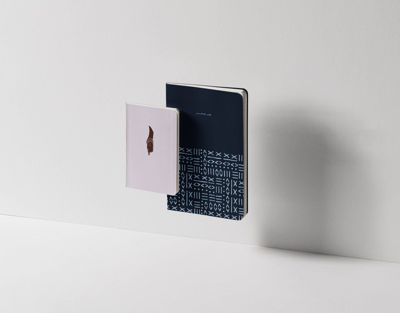 Coffret cadeau duo de carnets de notes A5 et A6 motif Sabot de chèvre Maison Bogo
Set de deux carnets complémentaires format A5 et A6 motif géométrique bogolan indigo
Idée cadeau papeterie coffret duo de carnets collection Malian Roots sous bandeau
