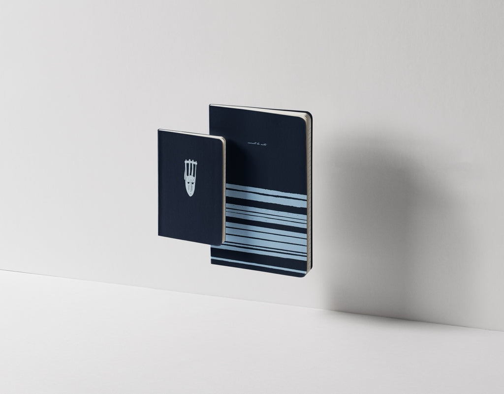 Coffret cadeau duo de carnets de notes A5 et A6 motif Sabot de chèvre Maison Bogo
Set de deux carnets complémentaires format A5 et A6 motif géométrique bogolan indigo
Idée cadeau papeterie coffret duo de carnets collection Malian Roots sous bandeau
