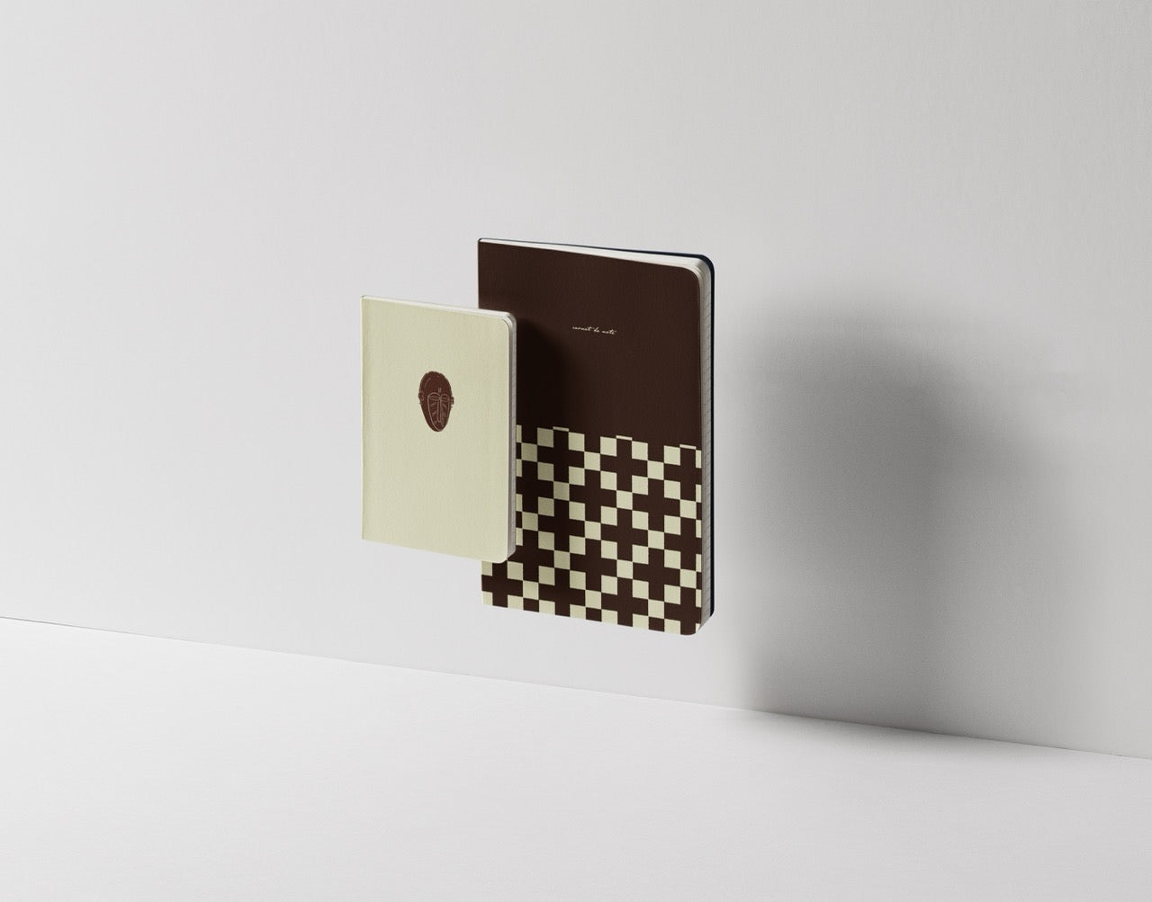 Coffret cadeau duo de carnets de notes A5 et A6 motif Sabot de chèvre Maison Bogo
Set de deux carnets complémentaires format A5 et A6 motif géométrique bogolan indigo
Idée cadeau papeterie coffret duo de carnets collection Malian Roots sous bandeau