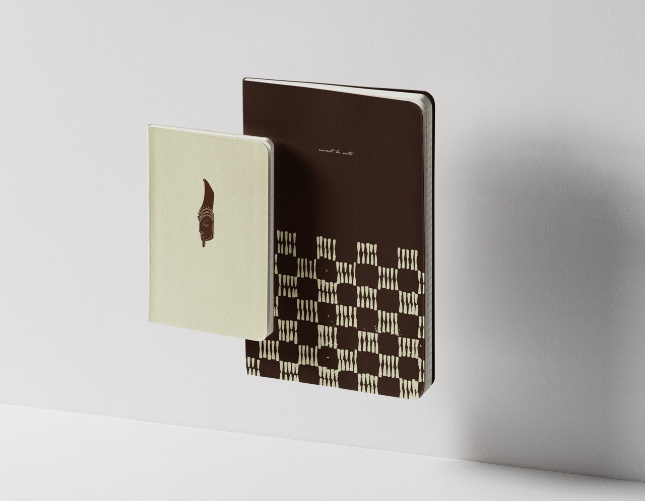 Coffret cadeau duo de carnets de notes A5 et A6 motif bogolan Maison Bogo
Set de deux carnets complémentaires format A5 et A6 motif géométrique bogolan indigo
Idée cadeau papeterie coffret duo de carnets collection Malian Roots sous bandeau