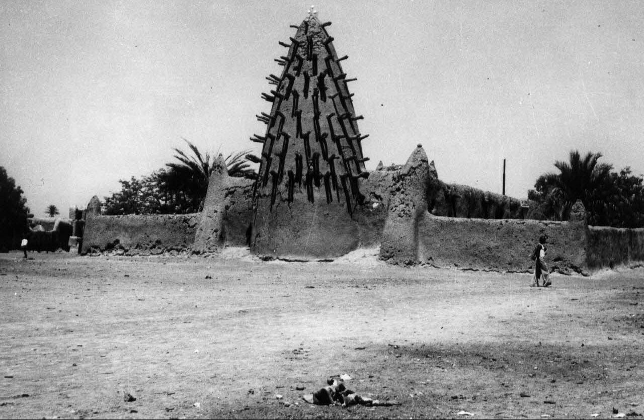 Image noire et blanche de la grande mosquée de Bamako Niaréla Mali